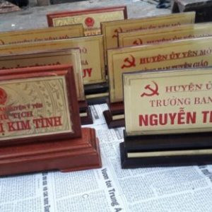 Biển đồng chức danh đế gỗ 01