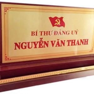 Biển đồng chức danh đế gỗ 02