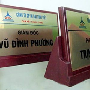 Biển đồng chức danh đế gỗ 03