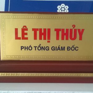 Biển đồng chức danh đế gỗ 04